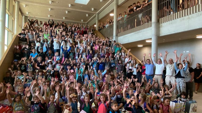 Schülerinnen und Schüler reißen die Arme hoch und freuen sich. (Foto: Bürgermeisteramt Rust)