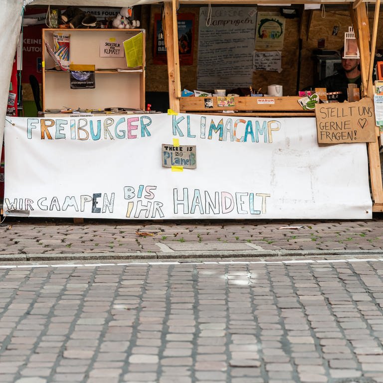 Das Klimacamp auf dem Rathausplatz in Freiburg. (Foto: dpa Bildfunk, picture alliance/dpa | Silas Stein)