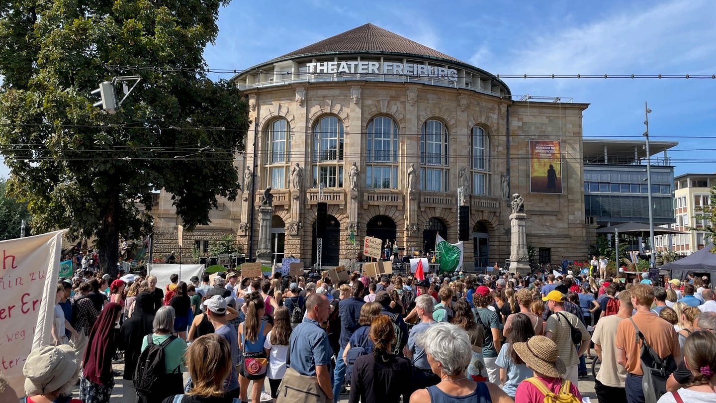 Zahlreiche junge Leute sind auf dem Platz der Alten Synagoge und vor dem Freiburger Stadttheater zu sehen. (Foto: SWR)