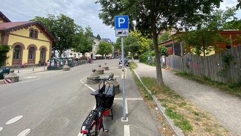 Ein Lastenrad auf einem Lastenrad-Parkplatz vor einer Freiburger Kita (Foto: SWR, Owusu Künzel)