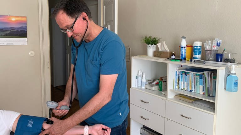 Hausarzt Matthias Werner aus Freiburg misst Blutdruck. (Foto: SWR, Klara Maria Gaßner)