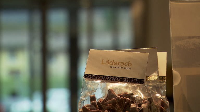 Die Vorwürfe gegen den Schweizer Schokoladenhersteller Jürg Läderach belasten den Familienbetrieb mit weltweit rund 150 Filialen, davon auch fünf in Baden-Württemberg. 