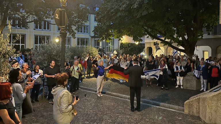 Nach den Angriffen auf Israel hat vor der Synagoge in Freiburg am Montagabend eine Solidaritätskundgebung stattgefunden. (Foto: SWR, David Zastrow)