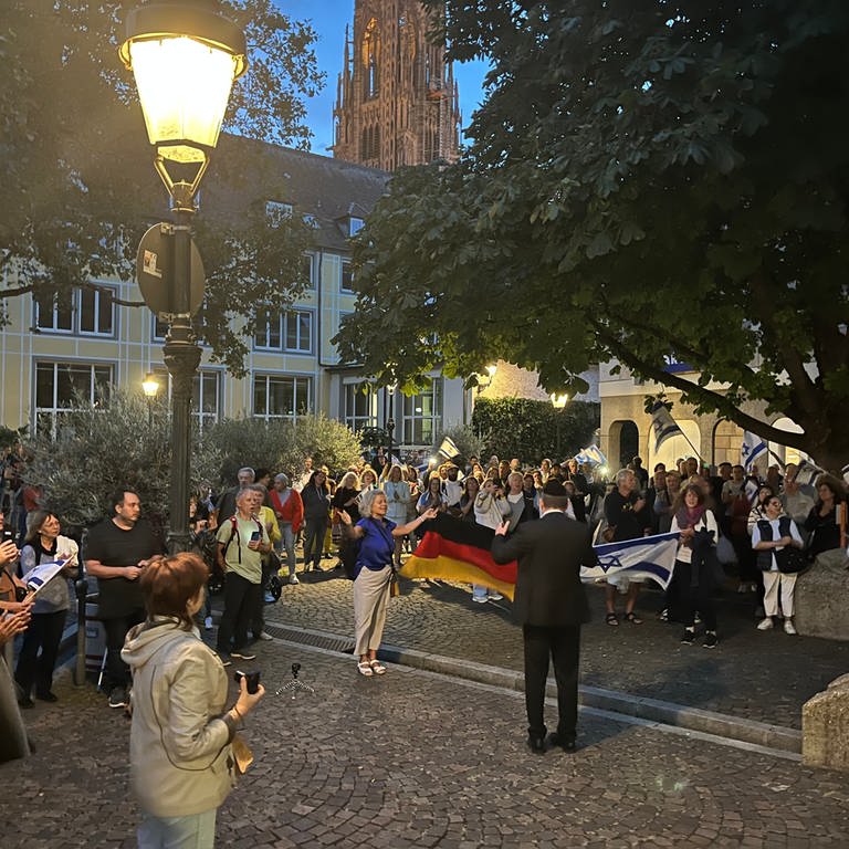 Nach den Angriffen auf Israel hat vor der Synagoge in Freiburg am Montagabend eine Solidaritätskundgebung stattgefunden.