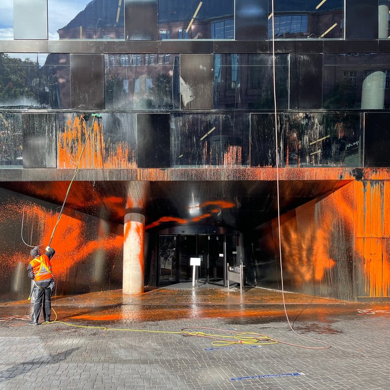 Der Haupteingang ist mit orangener Farbe besprüht. (Foto: SWR, Paulina Flad)