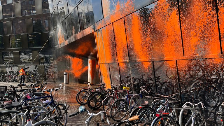 Fahrräder vor der orange besprühten Unibibliothek (Foto: SWR, Paulina Flad)