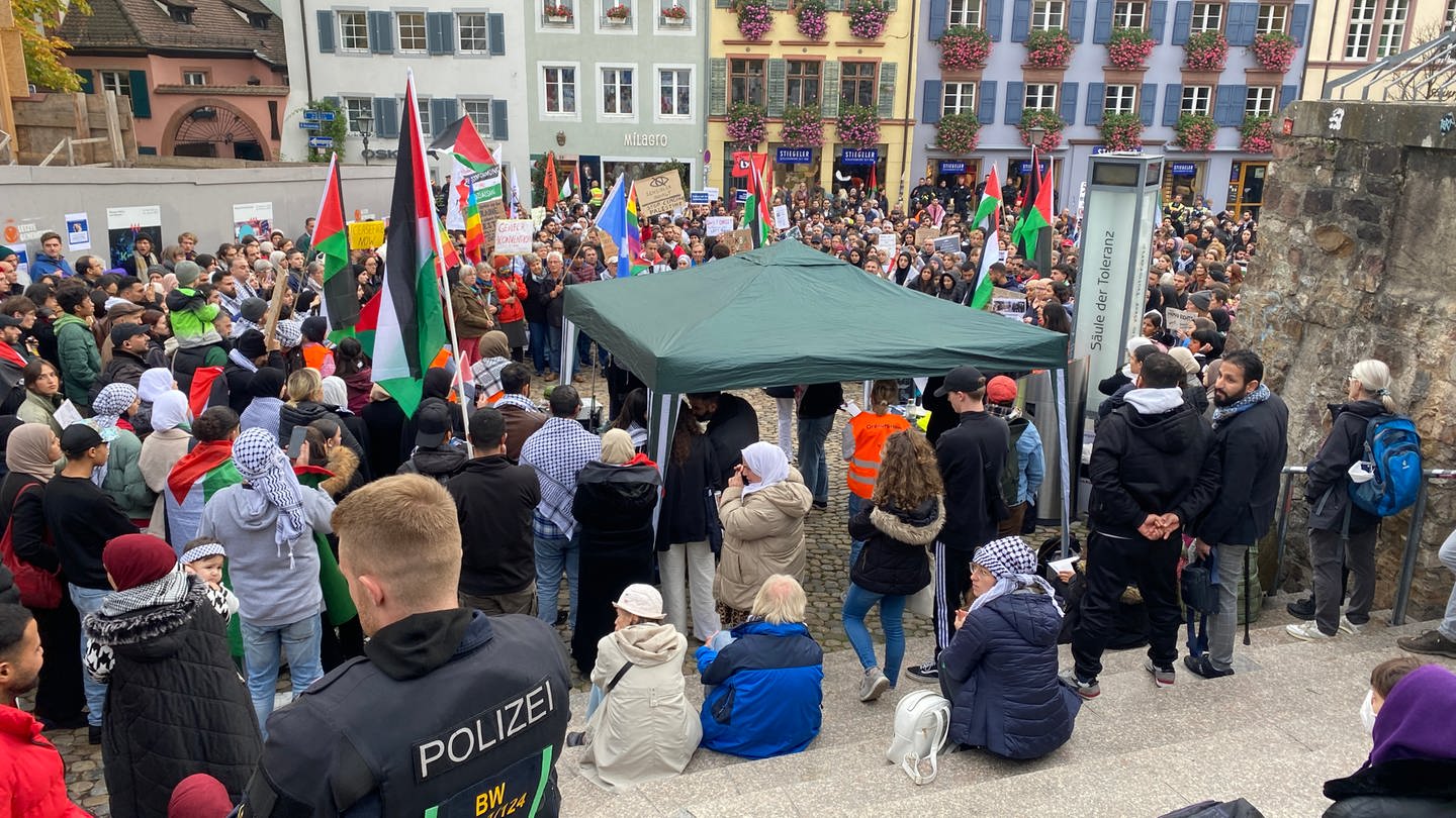 Auf dem Augustinerplatz in Freiburg hat am Montag eine angemeldete Pro-Palästina-Demo stattgefunden. (Foto: SWR, Sebastian Bargon)