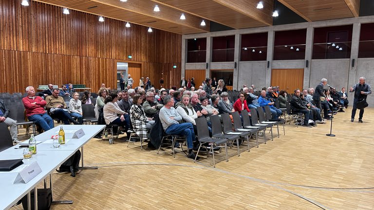 Großer Andrang bei der öffentlichen Sitzung des Lahrer Gemeinderats mit Fragestunde zum Neubau des Lahrer Klinikums. (Foto: SWR, Ulf Seefeldt)