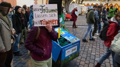 Anhänger des Klimacamps sind am Dienstag mit Plakaten und Bannern durch die Freiburger Innenstadt gezogen. (Foto: SWR, Sebastian Bargon)
