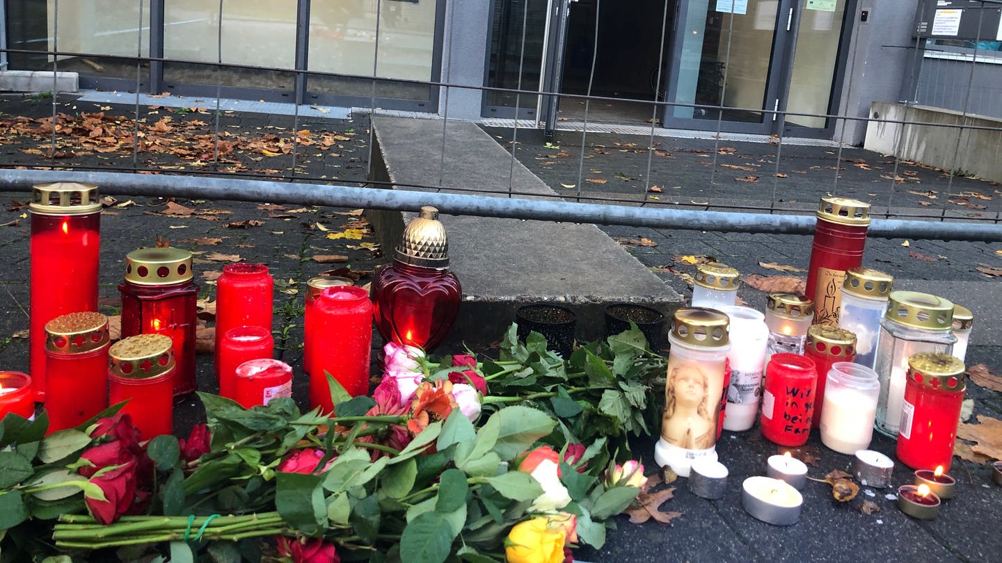 Kerzen und Grablichter stehen vor einer Schule in Offenburg. (Foto: SWR, Christine Veenstra)