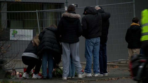 Trauernde vor Schule Offenburg (Foto: SWR)