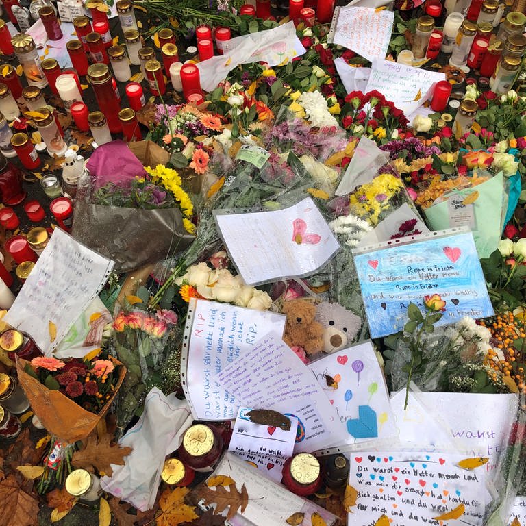 Ein Meer aus Kerzen und Blumen für den getöteten Schüler in Offenburg. (Foto: SWR, Christine Veenstra)