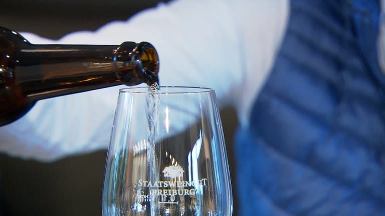 Weißburgunder aus einer braunen 0,5 Liter Bierflasche wird in ein Weinglas gefüllt.  (Foto: SWR, Jochen Sülberg)