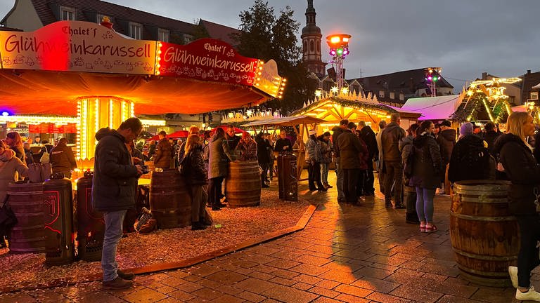 Der Weihnachtsmarkt in Offenburg. Die meisten Stände stehen auf dem Marktplatz.