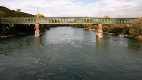 Die historische Eisenbahnbrücke zwischen Waldshut und dem schweizerischen Koblenz ist seit dem 1. April 2023 gesperrt.  (Foto: SWR, Andreas Waetzel )