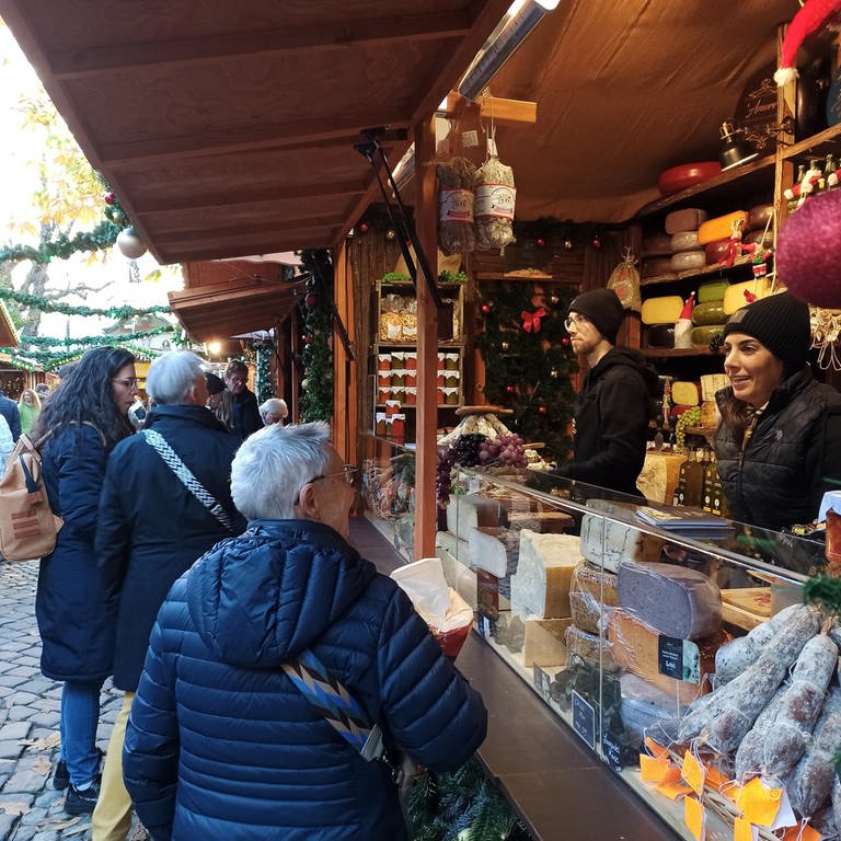 Eisige Wangen, heißer Punsch: In Freiburg ist der Weihnachtsmarkt eröffnet worden. In diesem Jahr feiert der Budenzauber einen ganz besonderen Geburtstag - er wird 50 Jahre alt. (Foto: SWR, Lucia Bramert)