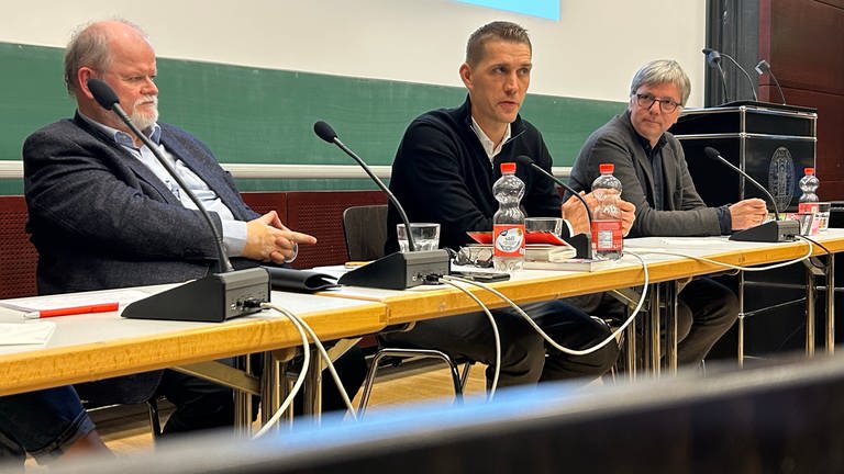 Nils Petersen im Gespräch über sein Buch mit Moderator Prof. Dr. Werner Frick (links) und Theologe Prof. Dr. Magnus Striet (rechts)