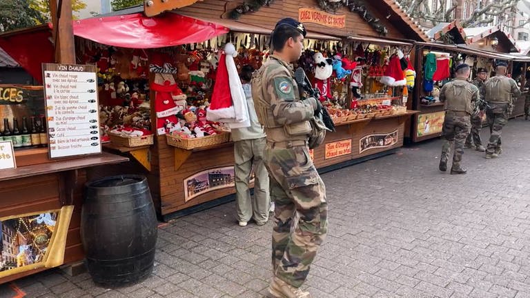 Bewaffnete Sicherheitskräfte bewachen einen Markt  (Foto: France3)