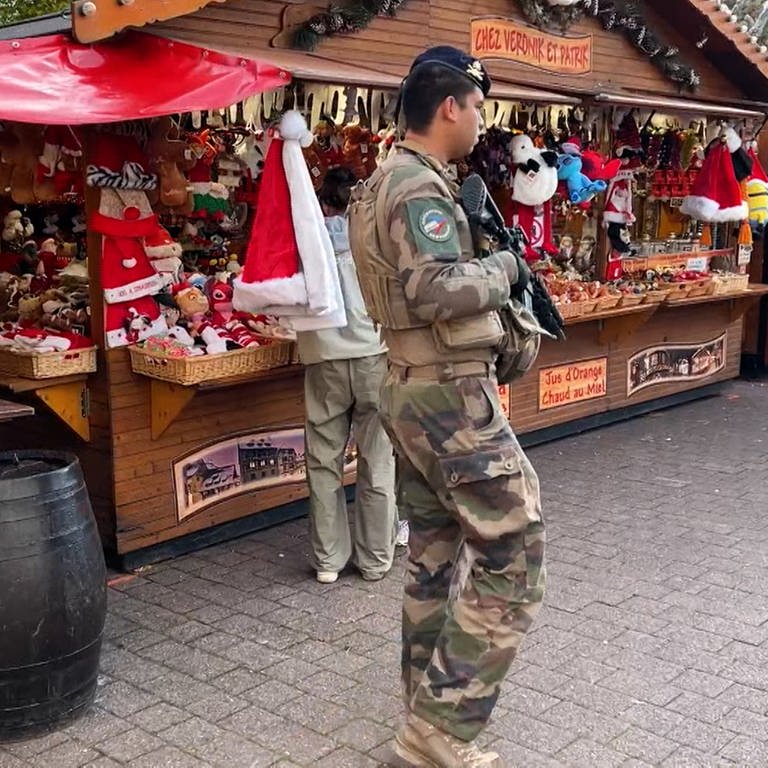 Bewaffnete Sicherheitskräfte bewachen einen Markt  (Foto: France3)