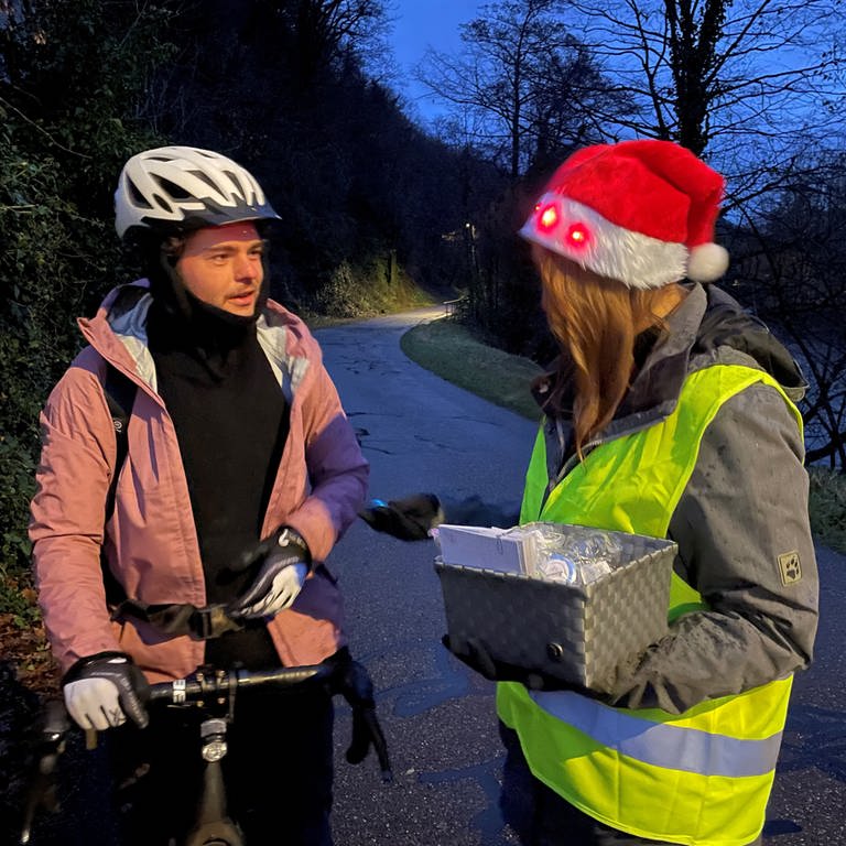Am heutigen Nikolaustag sind in Waldkirch dutzende Radfahrer für ihre funktionierende Beleuchtung belohnt worden. Es gab Schokoherzen und Reflektoren.  (Foto: SWR, Anita Westrup)