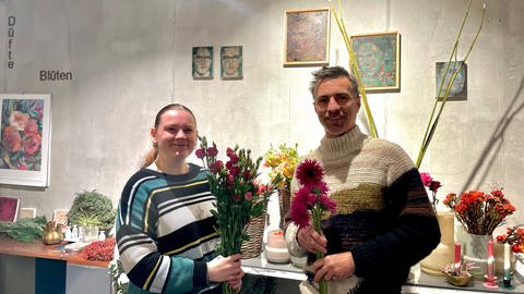 Floria Mayer und Christian Weiß mit Blumen in einem Blumenladen (Foto: SWR, Eva-Maria Elias)