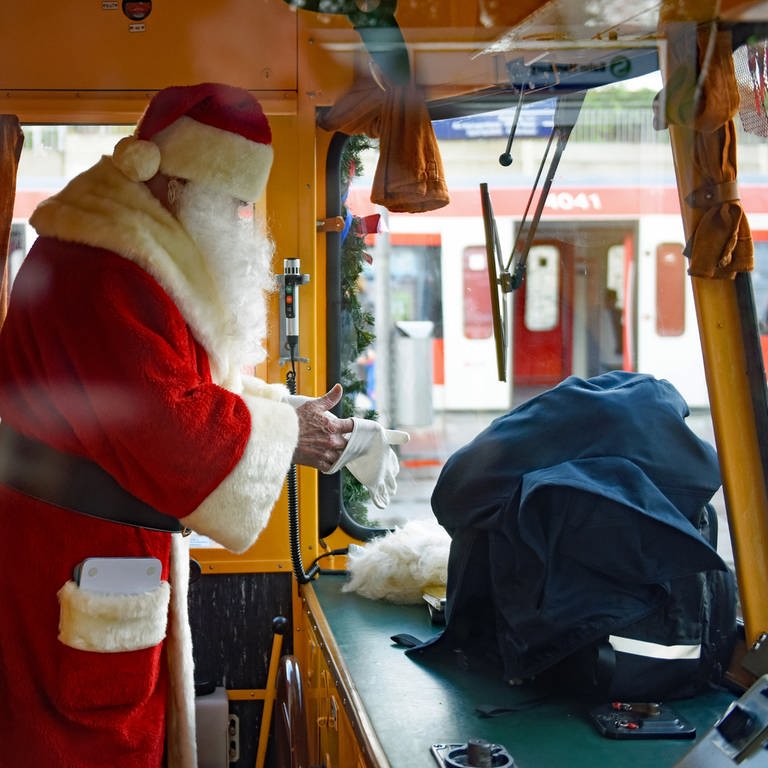 Weihnachtsmann in einer Bahn im Führerstand