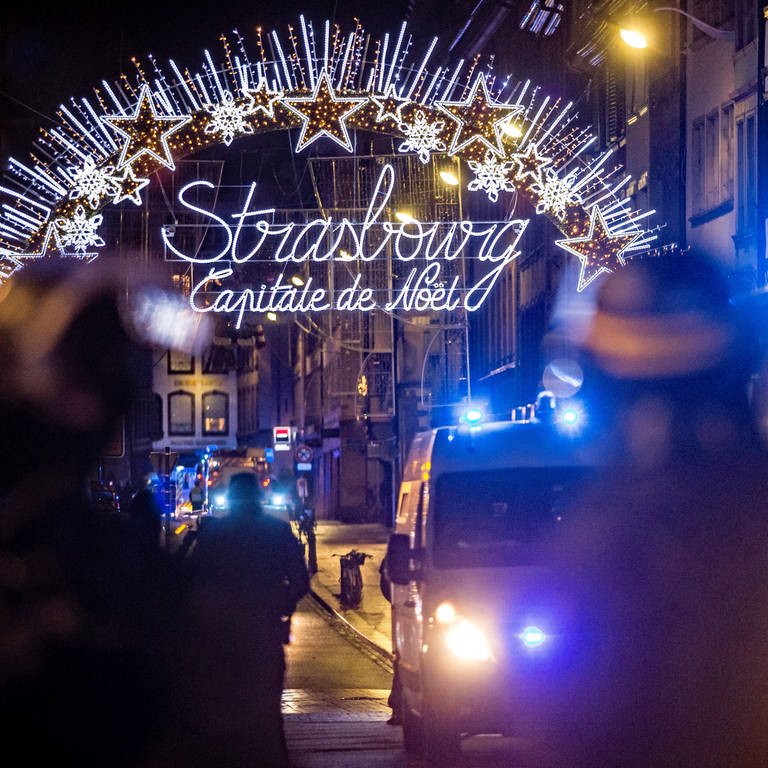 Einsatzkräfte der Polizei in Straßburg nach Attentat 2018 auf Weihnachtsmarkt (Foto: dpa Bildfunk, picture alliance/dpa | Christoph Schmidt)