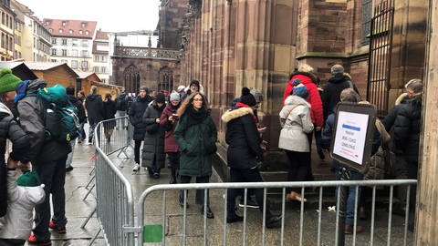 Schlange vor dem Straßburger Münster - aus Furcht vor einem Anschlag wurden die Sicherheitsmaßnahmen rund um den Weihnachtsmarkt verstärkt