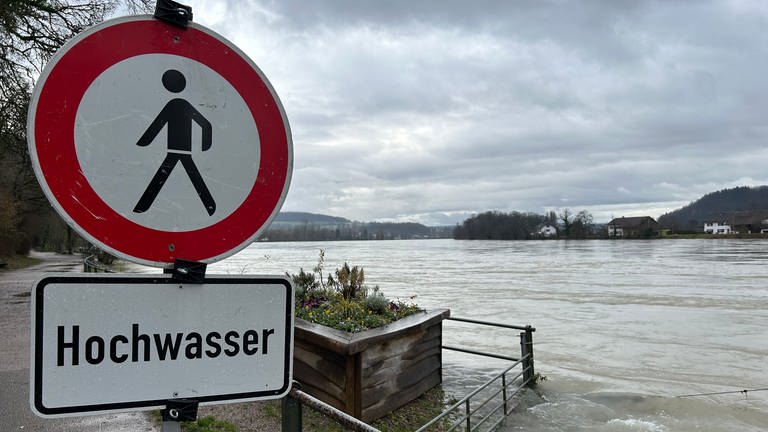 Das Wasser steht am Rhein nach dem vielen Regen hoch, die Fähre liegt am Ufer.