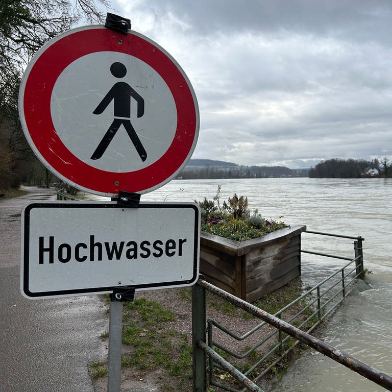 Das Wasser steht am Rhein nach dem vielen Regen hoch, die Fähre liegt am Ufer.