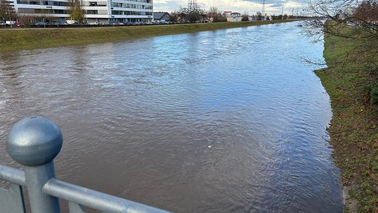 Blick auf den vollen Fluss Kinzig in Offenburg.