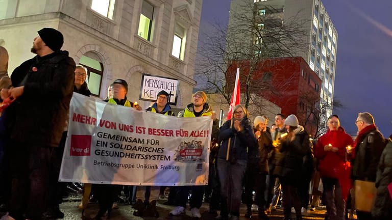 Unterstützung wurden die Organisatoren der Mahnwache auch von verdi-Betriebsgruppe der Uniklinik Freiburg.  (Foto: SWR, Lisa Discher)