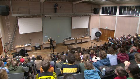 An drei Terminen findet die Physik-Weihnachtsvorlesung an der Uni Freiburg statt. Alle Veranstaltungen sind komplett ausgebucht.  (Foto: SWR)