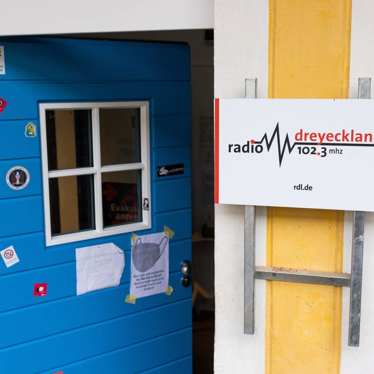 Der juristische Streit um eine Durchsuchungsaktion beim Freiburger Radiosender Radio Dreyeckland geht in die nächste Runde.