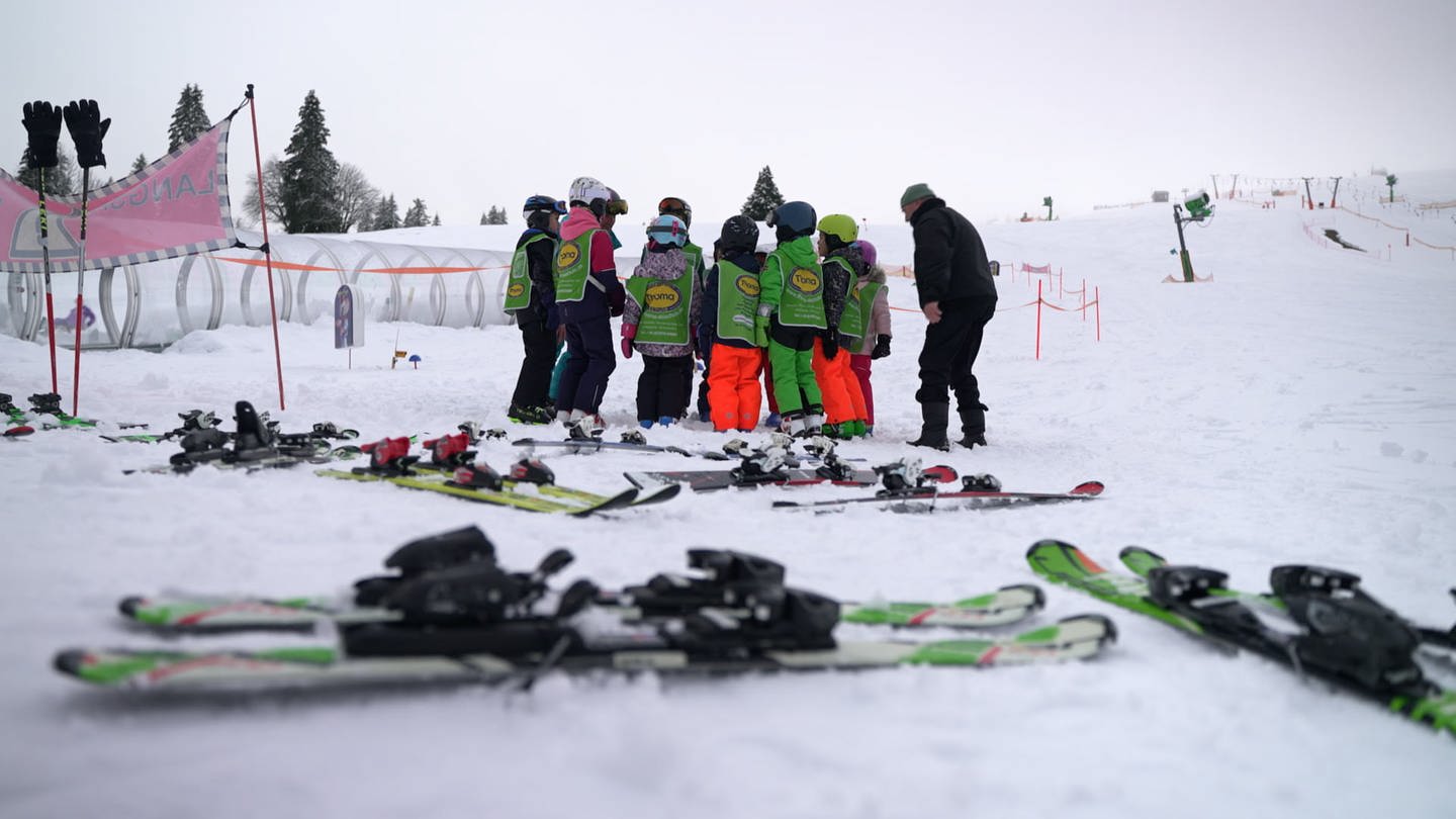 Kinder am Feldberg lernen Skifahren bei einem kostenlosen Skikurs der Wintersportschule Thoma (Foto: SWR, SWR)