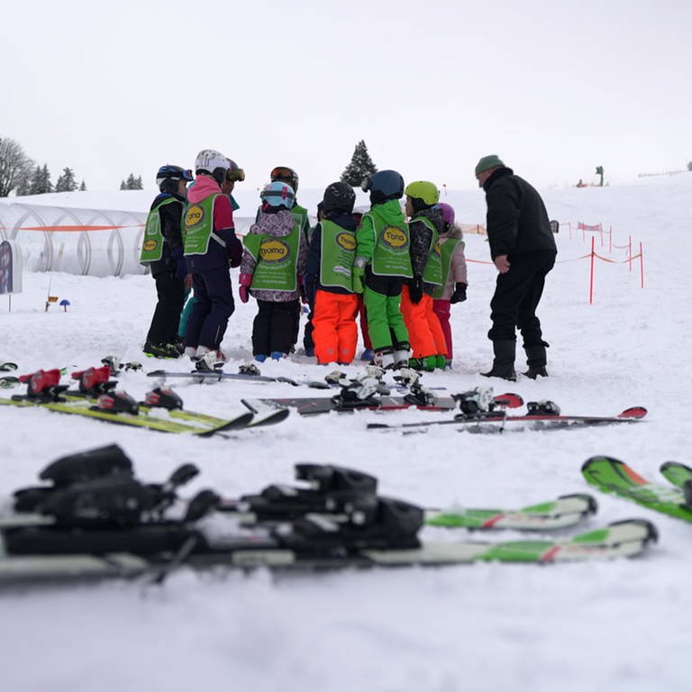 Kinder am Feldberg lernen Skifahren bei einem kostenlosen Skikurs der Wintersportschule Thoma