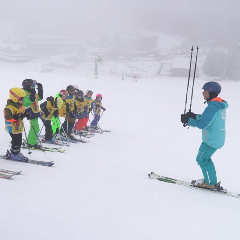 Kinder am Feldberg lernen Skifahren bei einem kostenlosen Skikurs der Wintersportschule Thoma (Foto: SWR, SWR)