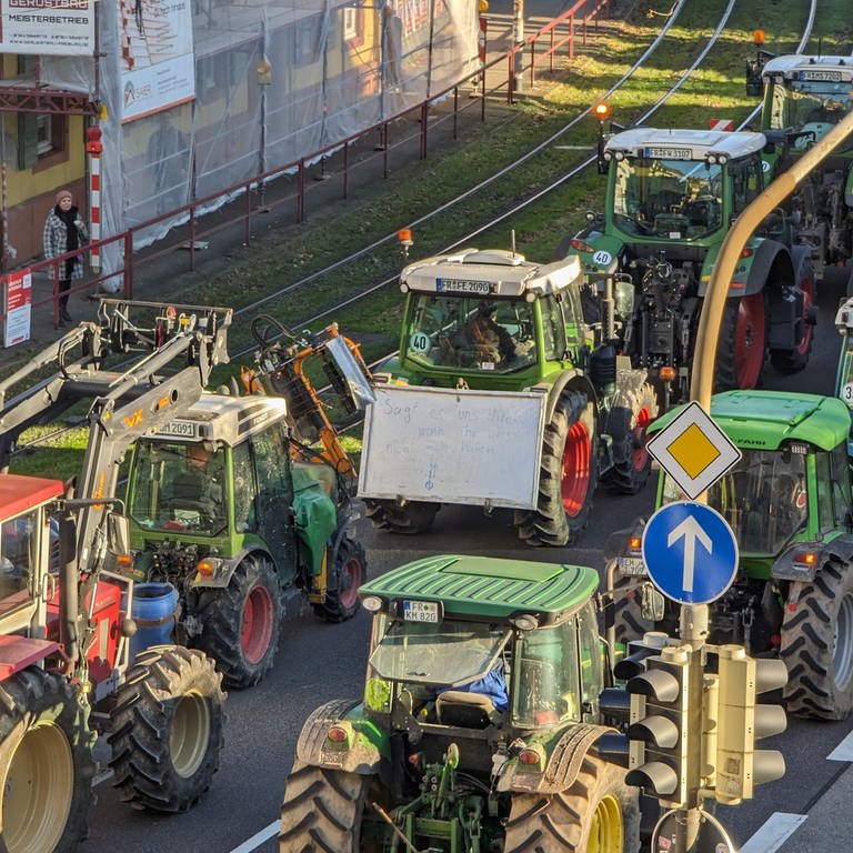 Traktor-Demo in Freiburg und im Dreisamtal: Hunderte Landwirtinnen und Landwirte laufen Sturm und protestieren gegen die Agrardiesel-Pläne der Ampel-Koalition. 