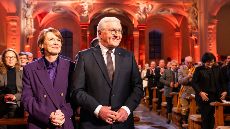 Elke Büdenbender und Bundespräsident Frank-Walter Steinmeier (SPD) stehen im Vorfeld einer TV-Aufzeichnung in der Pfarrkirche von St. Peter 