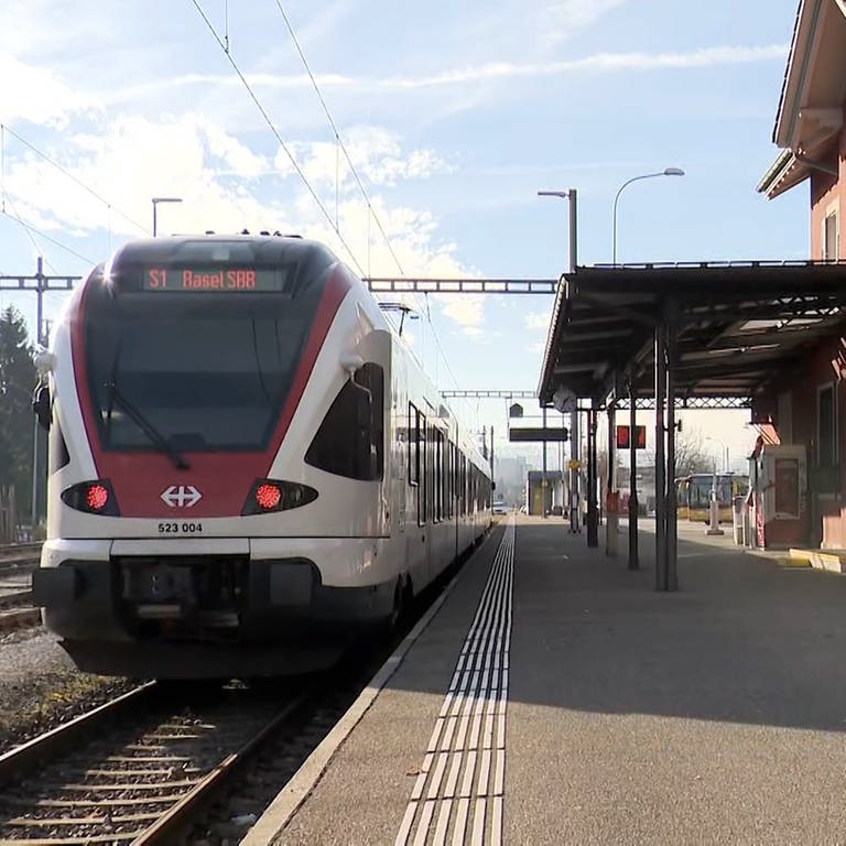 Zug steht am Bahnhof in Laufenburg