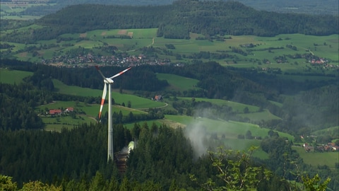 Eines von zwei Windrädern auf dem Schauinsland bei Freiburg wurde gesprengt. (Foto: SWR)