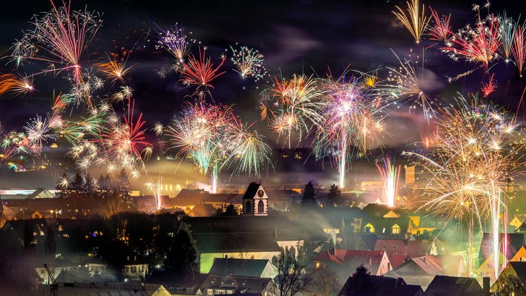 Buntes Feuerwerk am dunklen Nachthimmel: Wo sind die schönsten Aussichtspunkte in Südbaden. Tipps von unseren Reporterinnen und Reportern.  (Foto: IMAGO, Pond5 Images)