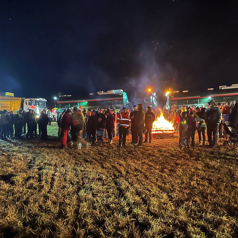 Landwirtinnen und Landwirte haben mit einem Mahnfeuer bei Döggingen protestiert. (Foto: SWR, Hardy Faißt)