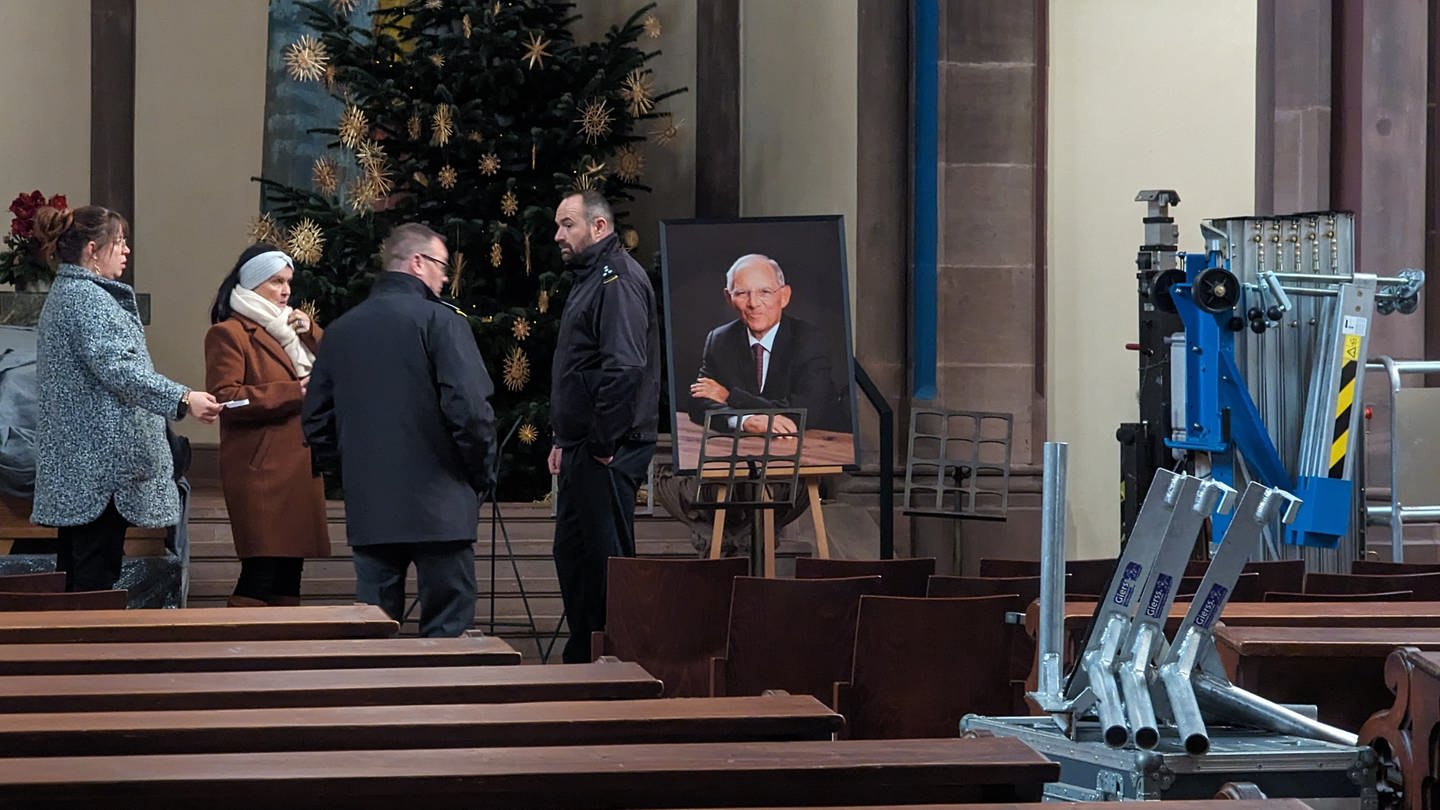 Einen Tag vor der Trauerfeier für Wolfgang Schäuble bereitet Offenburg alles für das letzte Geleit vor: Blumenschmuck, Straßenabsperrungen, Technikcheck für die Live-Sendung. (Foto: SWR, Thomas Hermanns)