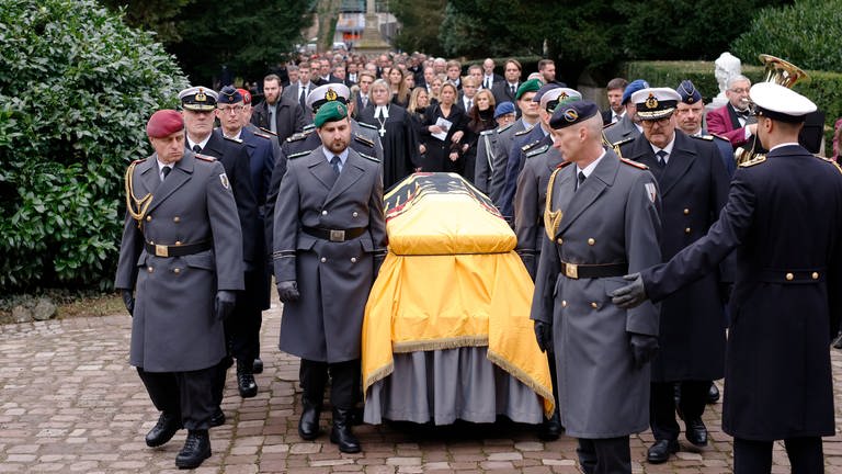 Neben dem Sarg stehen viele Soldatinnen und Soldaten in Uniform. Sie befinden sich bereits auf dem Friedhof von Offenburg. (Foto: dpa Bildfunk, picture alliance/dpa | Philipp von Ditfurth)
