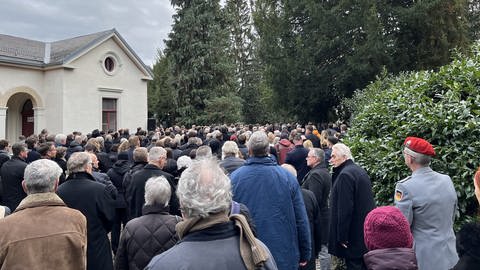 Viele Menschen stehen hintereinander. Das Grab von Wolfgang Schäuble ist nicht erkennbar. (Foto: SWR, Paulina Flad)