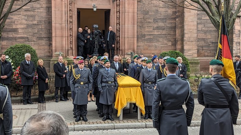 Sechs Soldaten tragen den Sarg von Wolfgang Schäuble aus der Kirche. Den Weg Reihen Soldaten der Bundeswehr. (Foto: SWR, Thomas Hermanns)