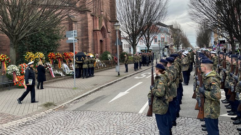 Eine Ehrenformation von Soldaten steht vor der Stadtkirche Spalier. Sie tragen Waffen in ihren Armen und Uniform. (Foto: SWR, Charlotte Schönberger)