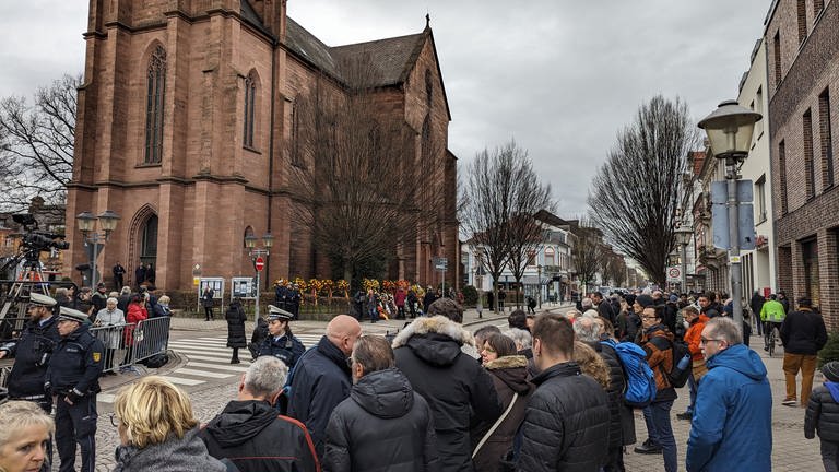 Die Straßen rund um die Stadtkirche sind mit silbernen Geländern abgesperrt. Dahinter stehen einige Menschen. (Foto: SWR, Thomas Hermanns)