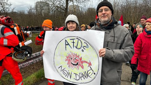 Eine Frau und ein Mann tragen ein quadratisches Plakat mit der Aufschrift "AfD? Nein Danke!" (Foto: SWR, Paula Zeiler)